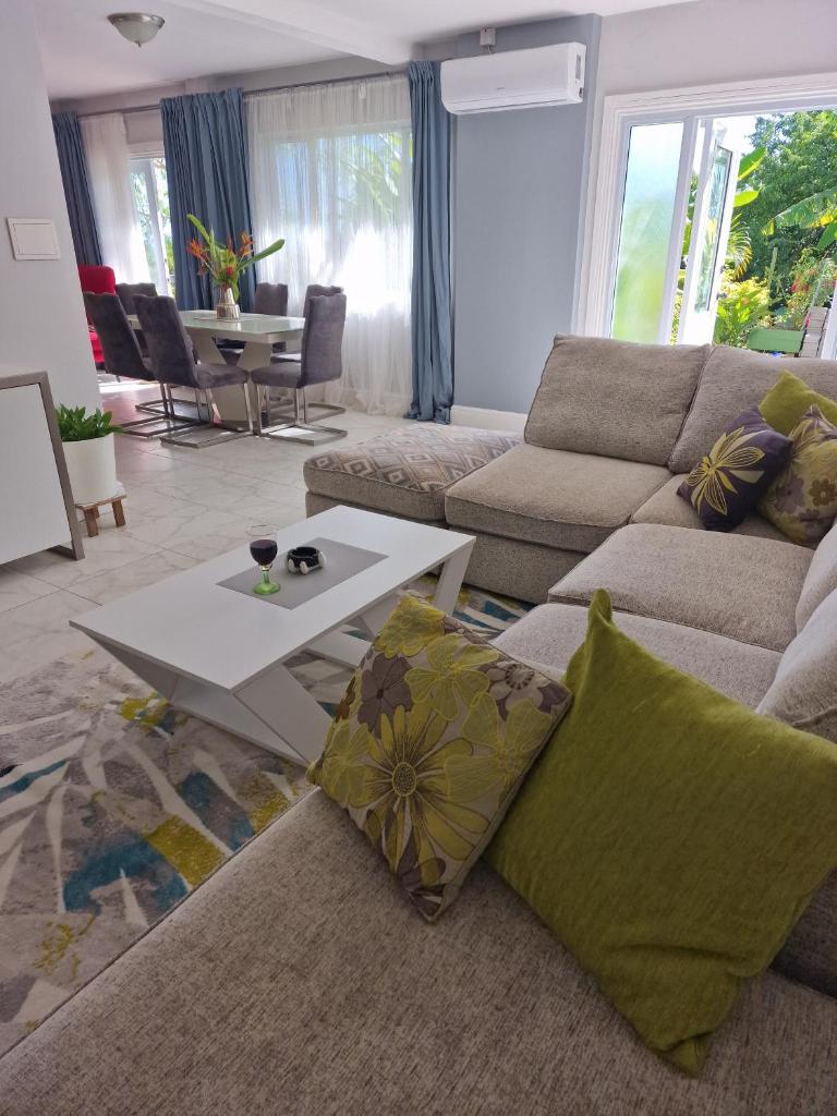 Modern garden apartment close to airport and sea photo 4