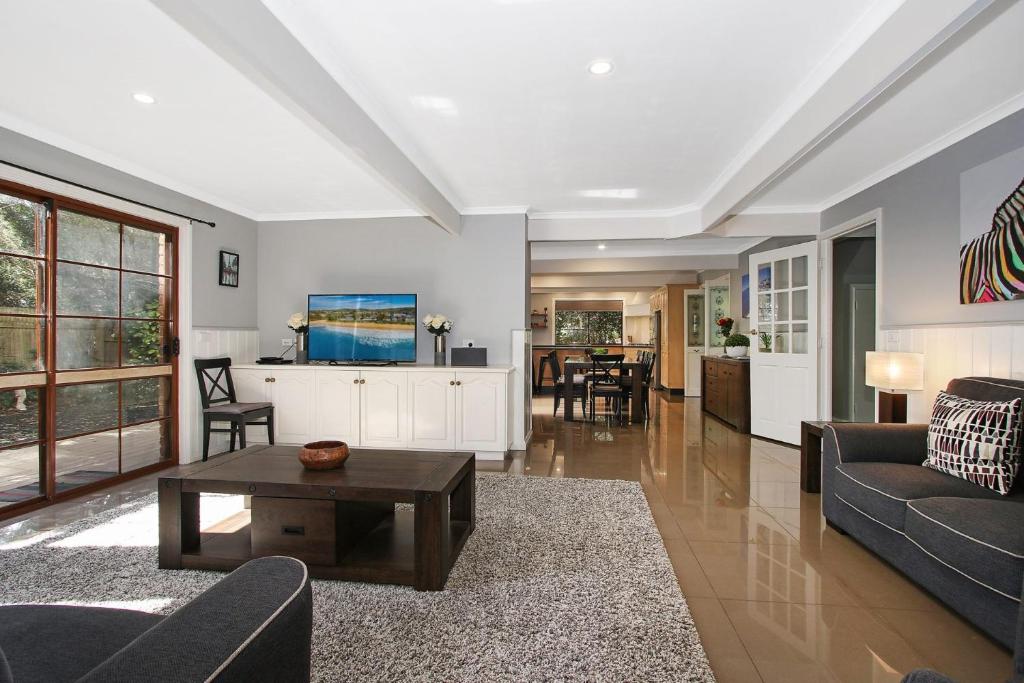 Tudor House - Large Family Home with shared pool photo 2