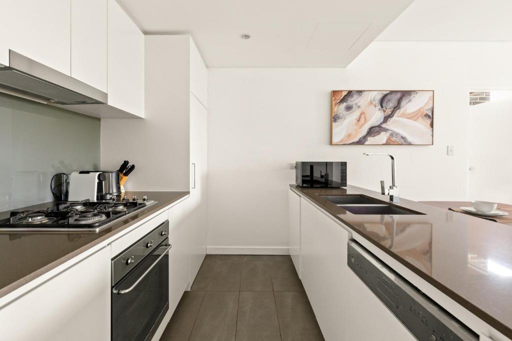 Stylish 2-Bed, 2-Bath with Parking in Lane Cove photo 2