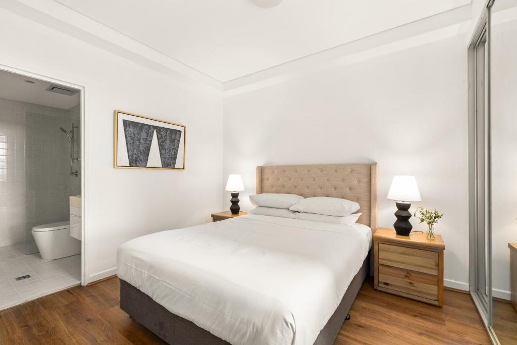 Stylish 2-Bed, 2-Bath with Parking in Lane Cove photo 3