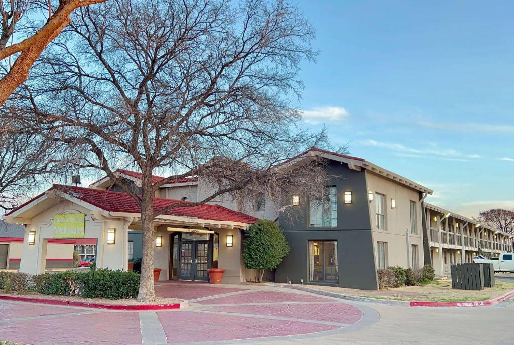 La Quinta Inn by Wyndham Amarillo Mid-City image