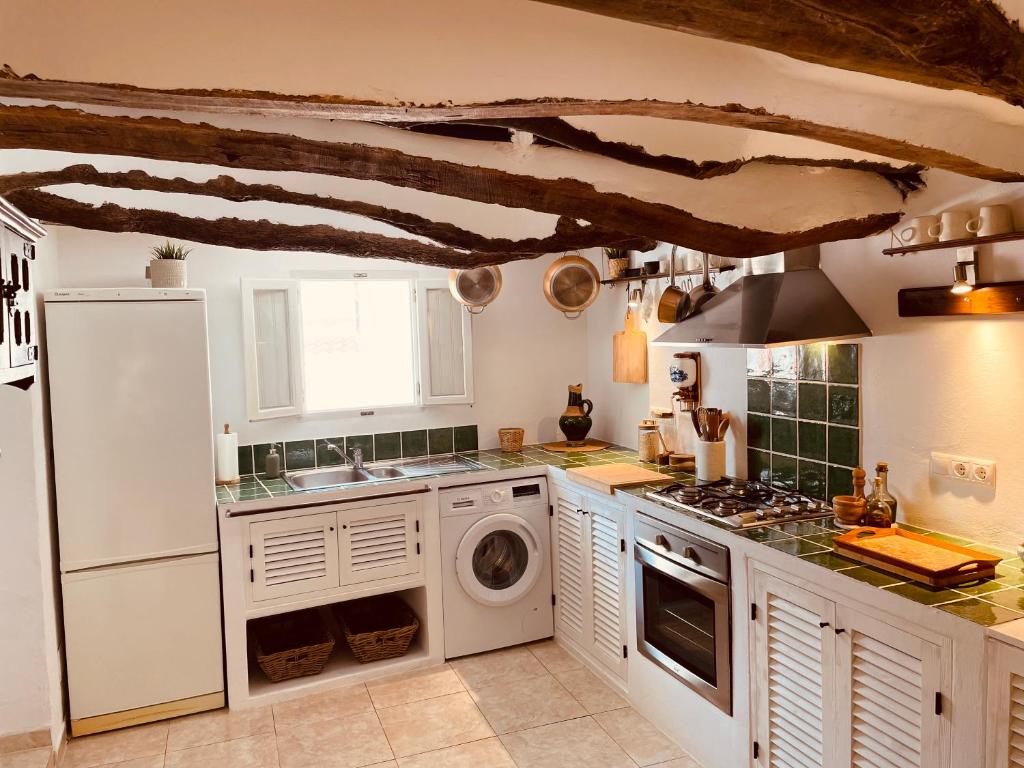 Hideaway - former farmhouse with garden photo 1