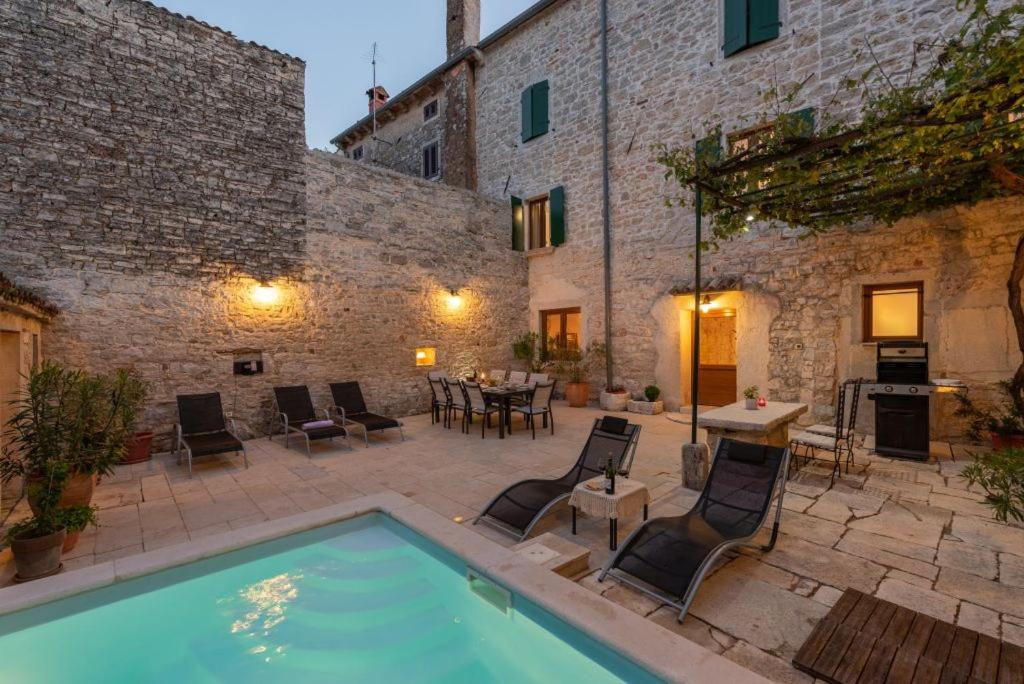 Rustic Villa with pool in the center of a romantic little place photo 4