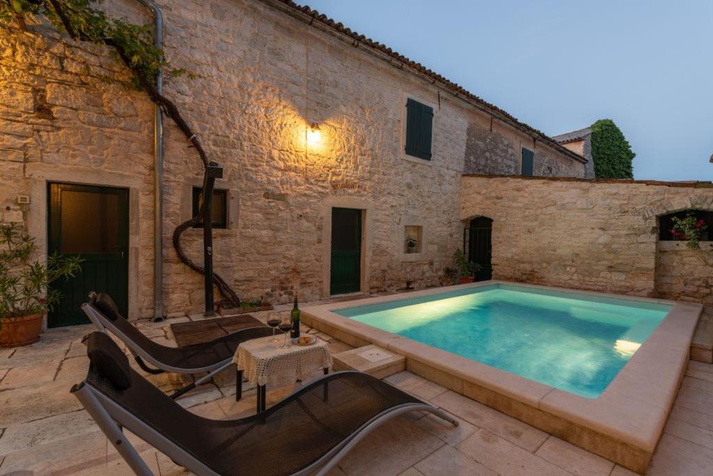 Rustic Villa with pool in the center of a romantic little place photo 3