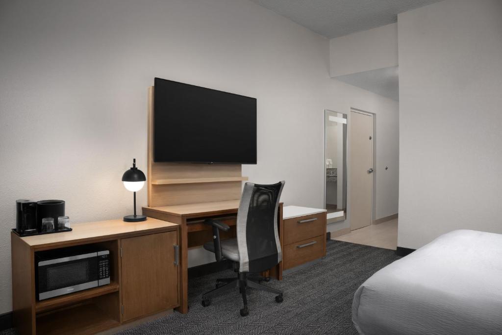 Courtyard by Marriott Orlando East/UCF Area - Tap to explore photos