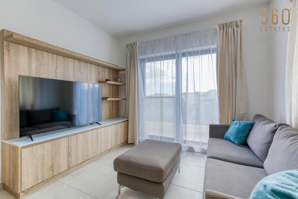 Cosy Penthouse with Terrace & views in St Julians by 360 Estates photo 3
