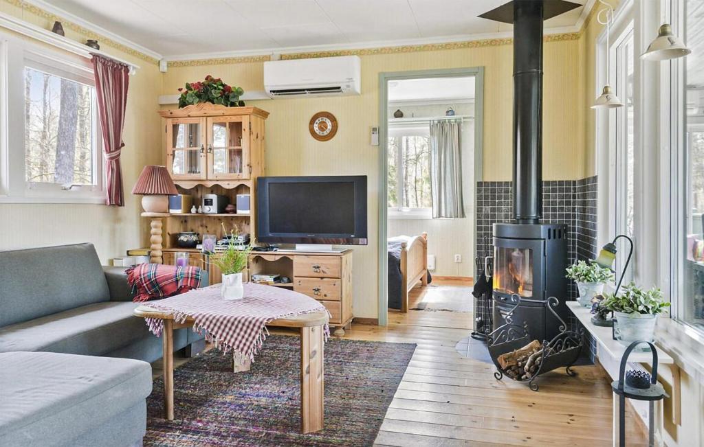 2 Bedroom Awesome Home In rkeljunga photo 2