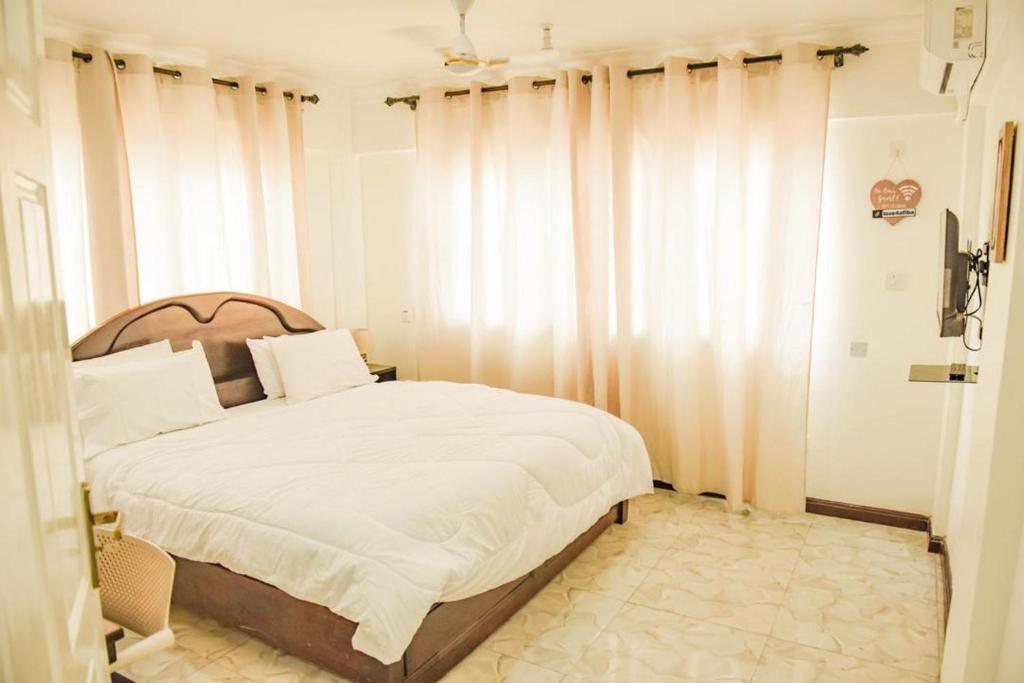 Impeccable 1-Bed Airbnb in Borteyman photo 2