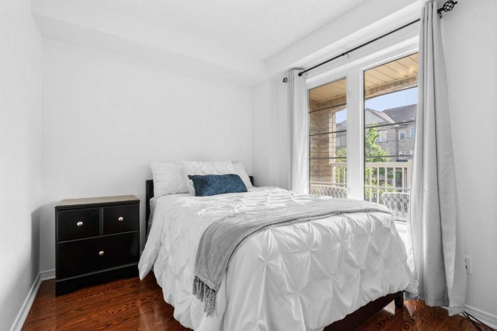 Contemporary 3BR Townhouse in Ajax - Cozy and Central photo 1