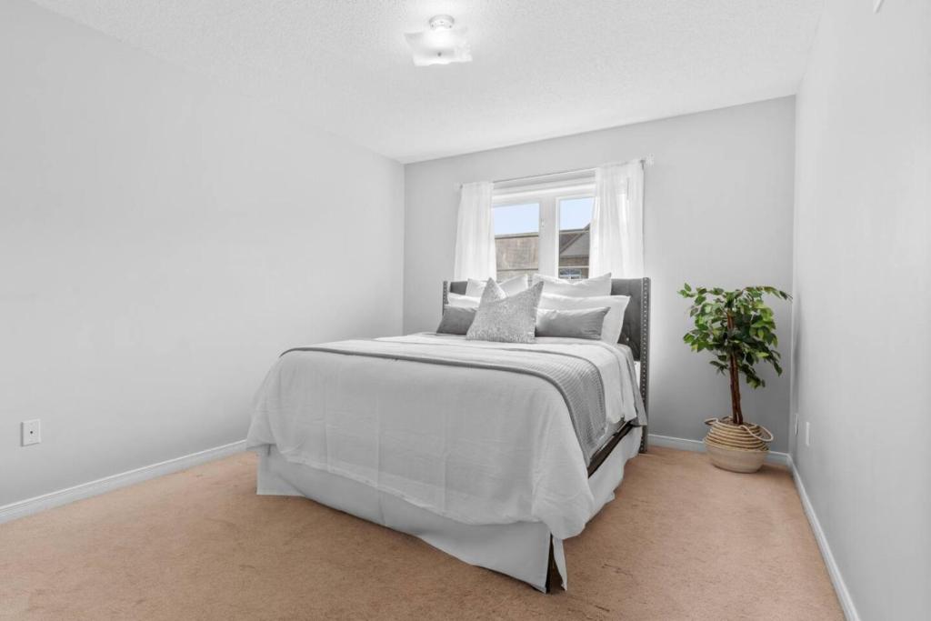 Contemporary 3BR Townhouse in Ajax - Cozy and Central photo 3