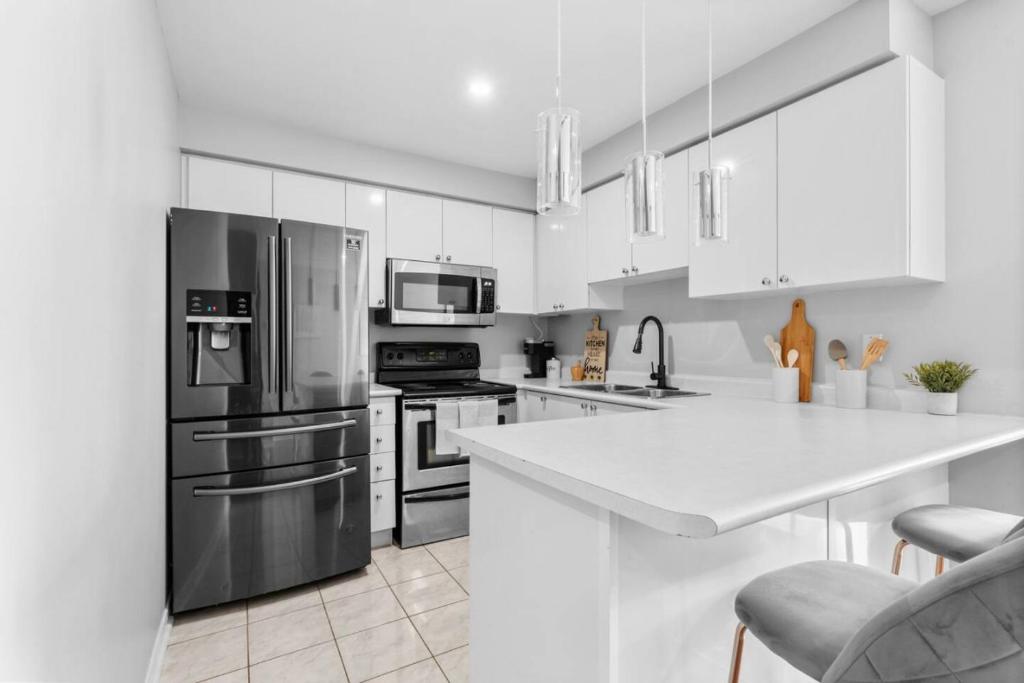 Contemporary 3BR Townhouse in Ajax - Cozy and Central photo 4