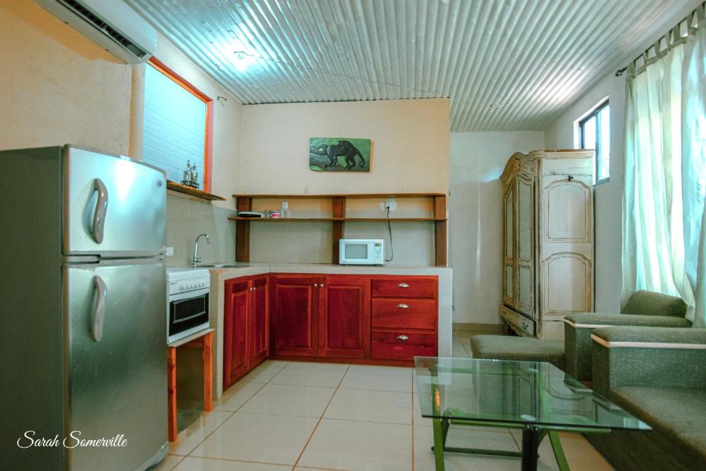 6 Cute studio, GREAT location, close to beach! With AC!