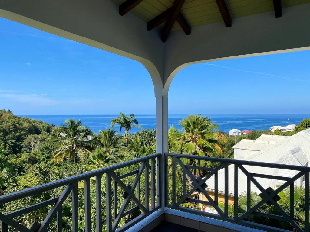 Maison de 2 chambres avec vue sur la mer jardin clos et wifi a Gourbeyre a 1 km de la plage