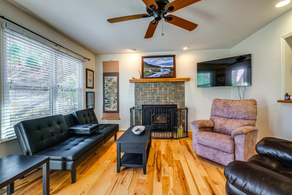 Pet-Friendly Roanoke Home with Fire Pit and Grill! photo 2