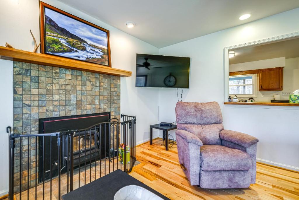 Pet-Friendly Roanoke Home with Fire Pit and Grill! photo 3