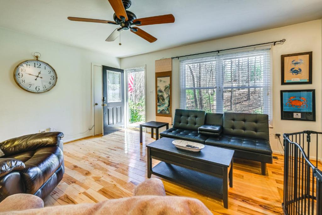 Pet-Friendly Roanoke Home with Fire Pit and Grill! photo 4