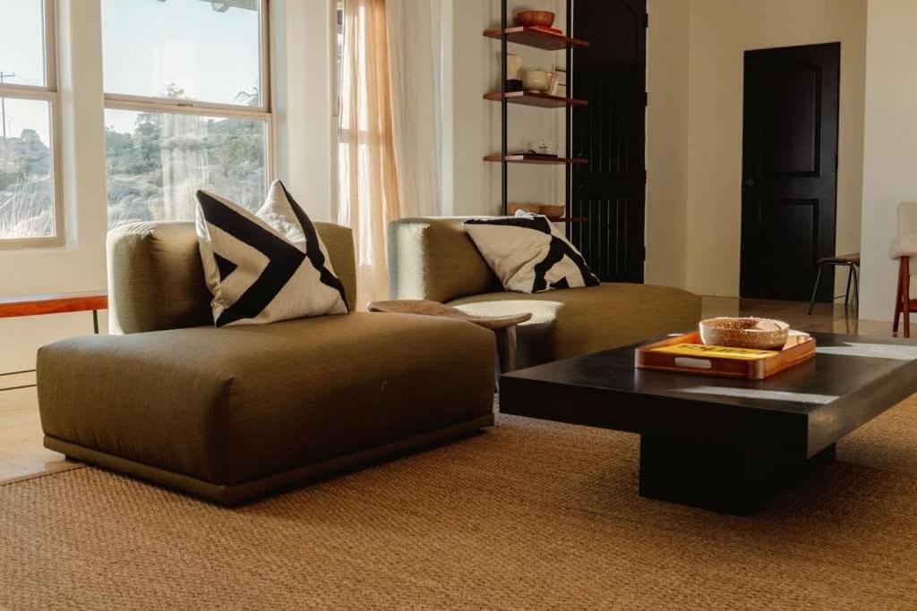 Boulder Surrounded Escape- ANOTHERdeserthouse photo 2
