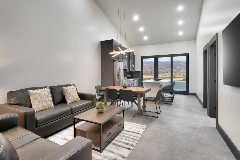 Vizcaya #4 - Moab's Newest Luxury Rental (Hot Tub) image