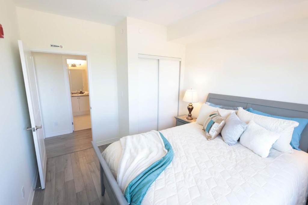 Luxurious Condo Apartment 2BRs-1BAs-1Office with free parking photo 1