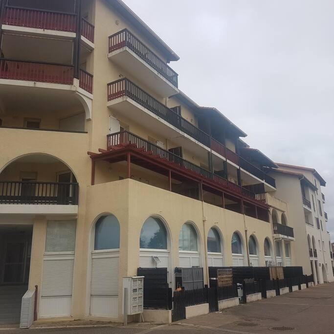 T2 refait neuf, meublé, balcons vue sur port photo 4