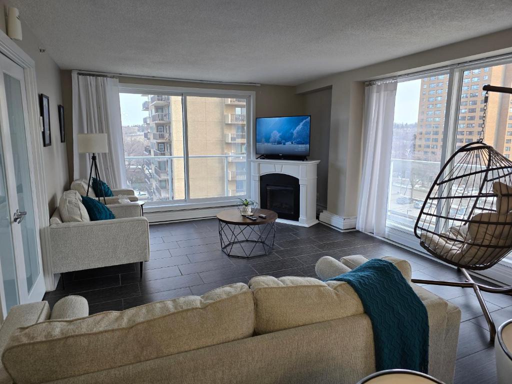 Smart Stylish Downtown Condo- 2 bedrooms photo 1