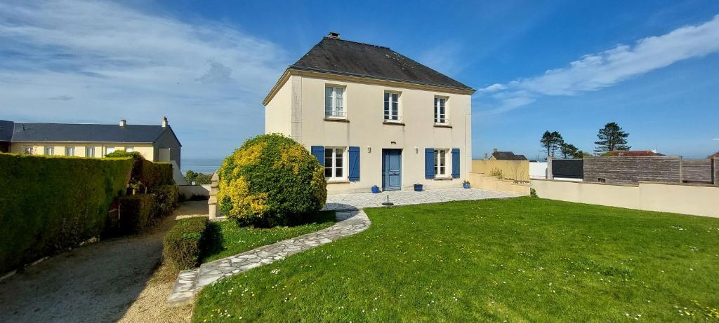 Maison de 4 chambres avec vue sur la mer jardin clos et wifi a Grandcamp Maisy a 1 km de la plage