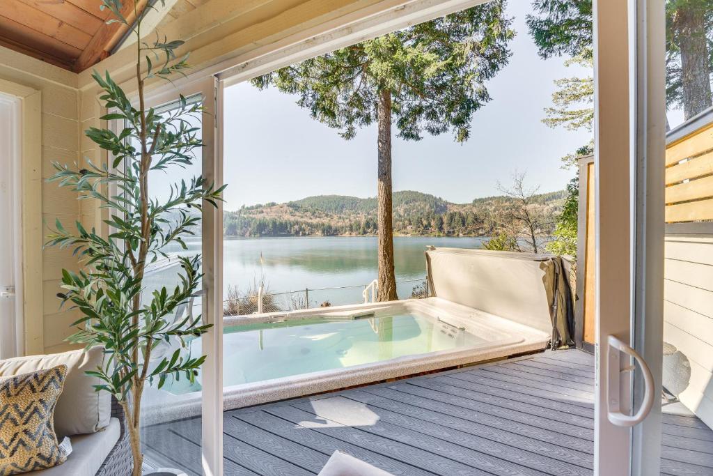 Waterfront Washington Getaway with Hot Tub and Deck! photo 1