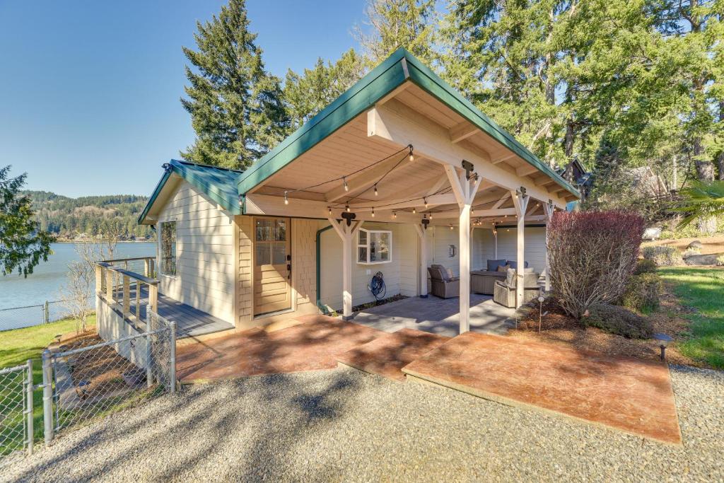 Waterfront Washington Getaway with Hot Tub and Deck! photo 2