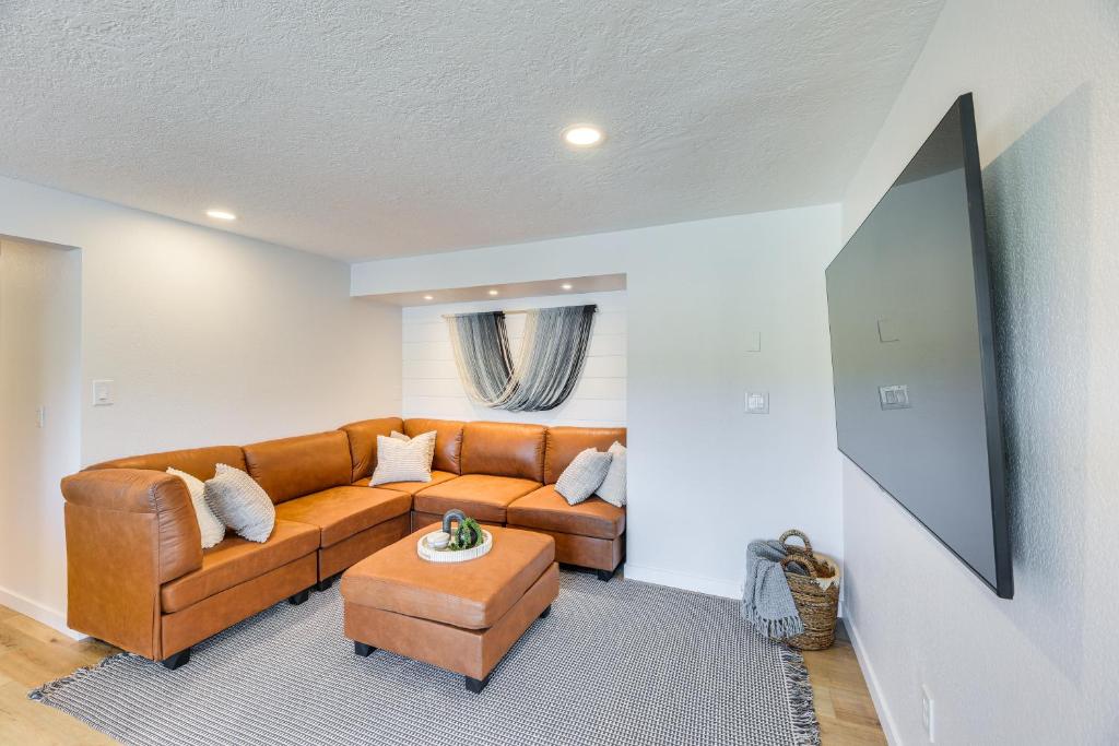 Waterfront Washington Getaway with Hot Tub and Deck! photo 3