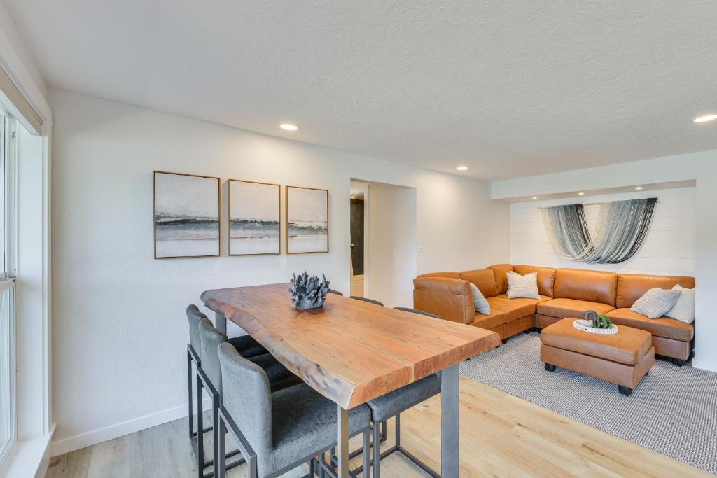 Waterfront Washington Getaway with Hot Tub and Deck! photo 4