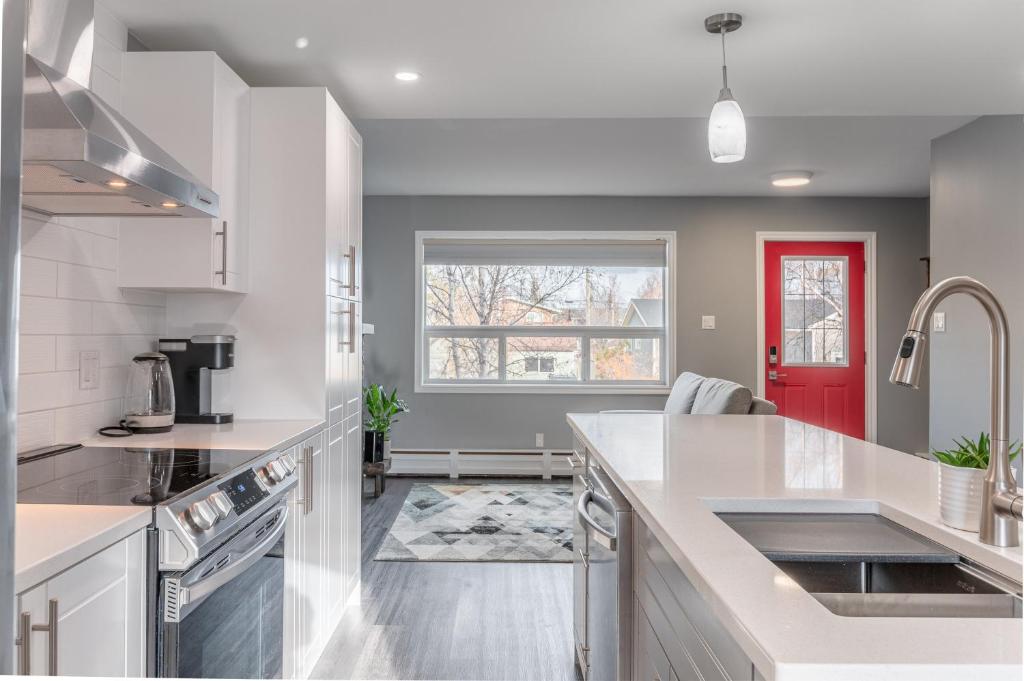 Modern Downtown 3BR 2B Home photo 2