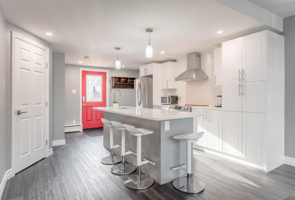 Modern Downtown 3BR 2B Home