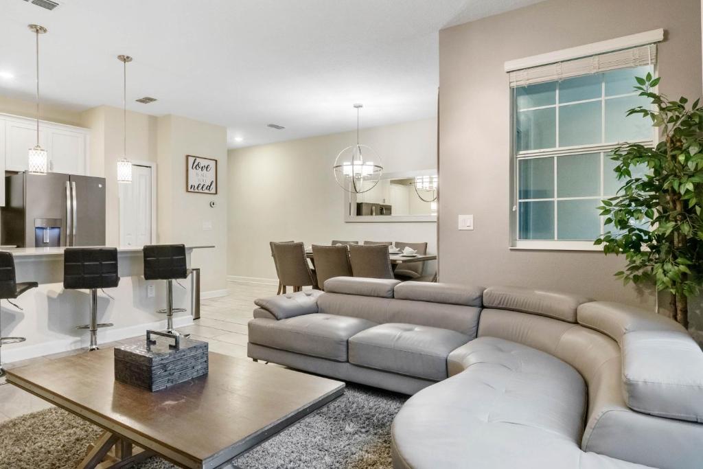 4 Bedrooms - 3 Bathrooms - Storey Lake 4931 Wa image