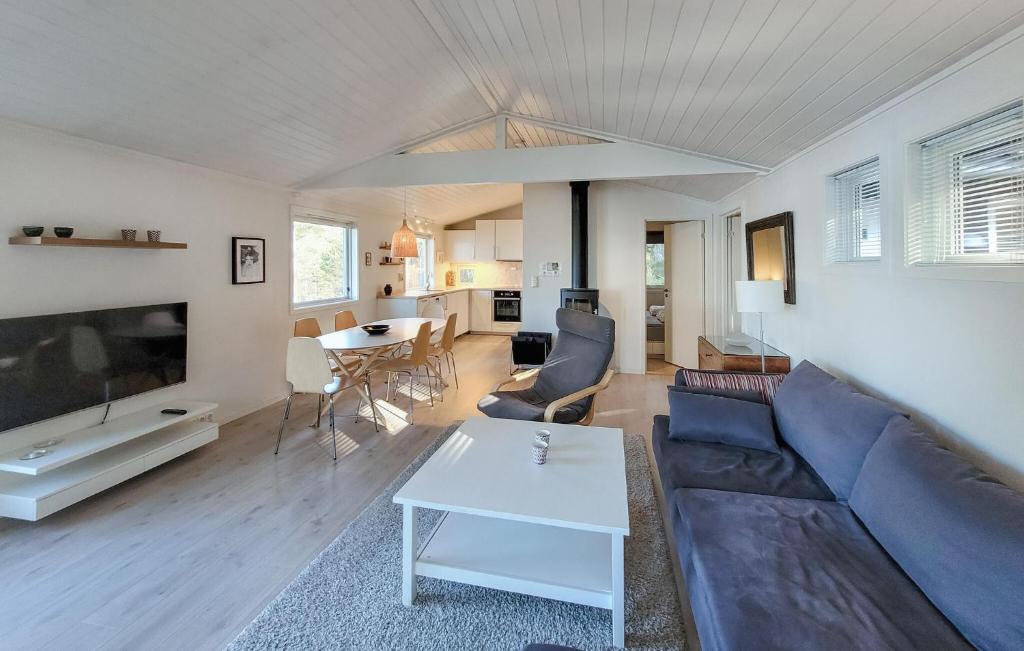 Gorgeous Home In Jrpeland With House Sea View photo 3