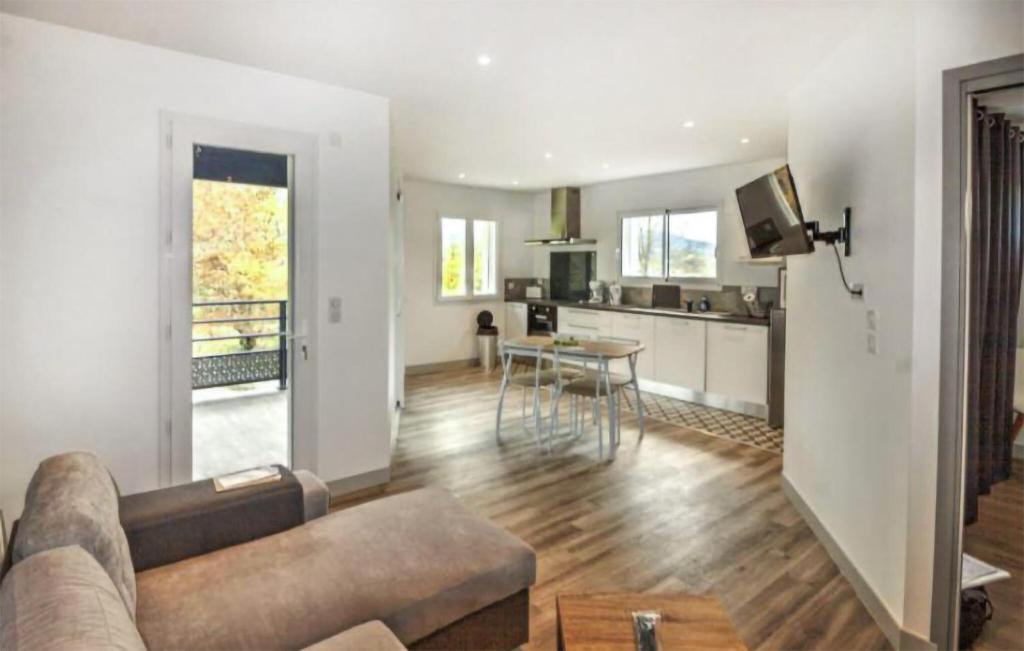 Stunning Apartment In Cambo-les-bains With Wifi photo 3