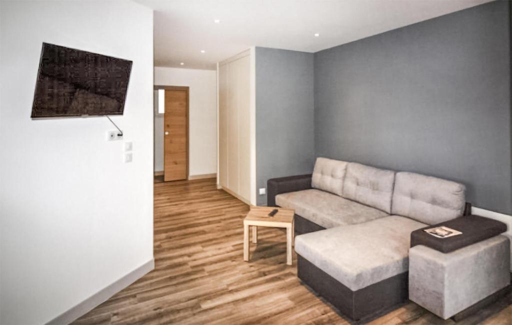 Stunning Apartment In Cambo-les-bains With Wifi photo 4