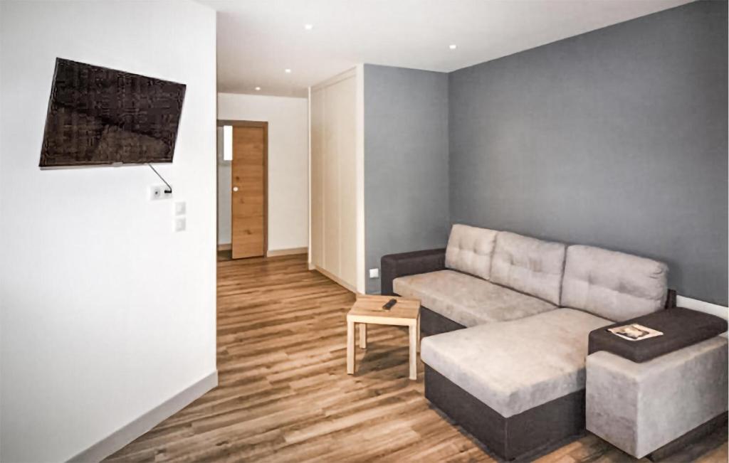 Amazing Apartment In Cambo-les-bains With Wifi photo 4