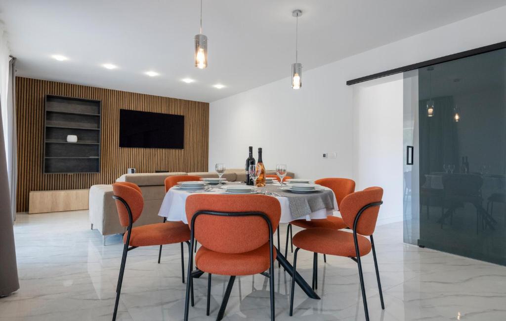 Beautiful Home In Pucisca With Kitchen photo 1