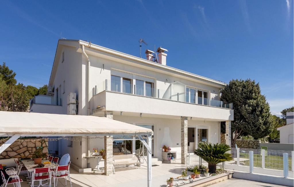 Beautiful Apartment In Banjol With 1 Bedrooms And Wifi
