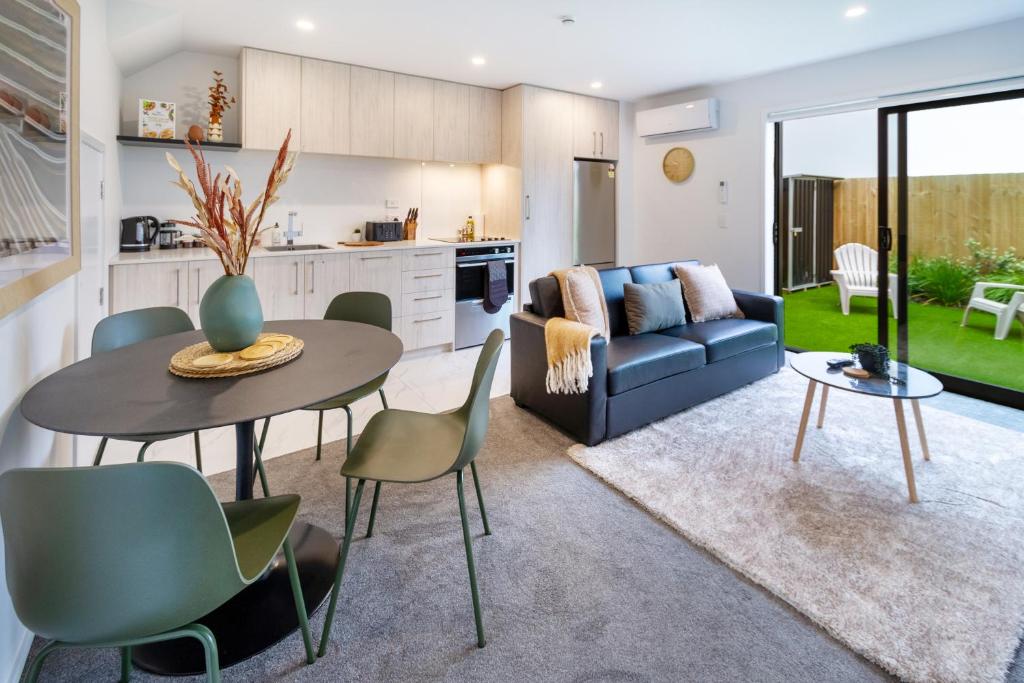 Elegant 2 Bed 2 Bath Home in the CBD - Tap to explore photos
