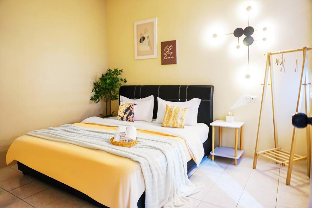 Little Megah 小美家 4R3B for 8+2 pax (Whole Unit) - Next to Garden City photo 2