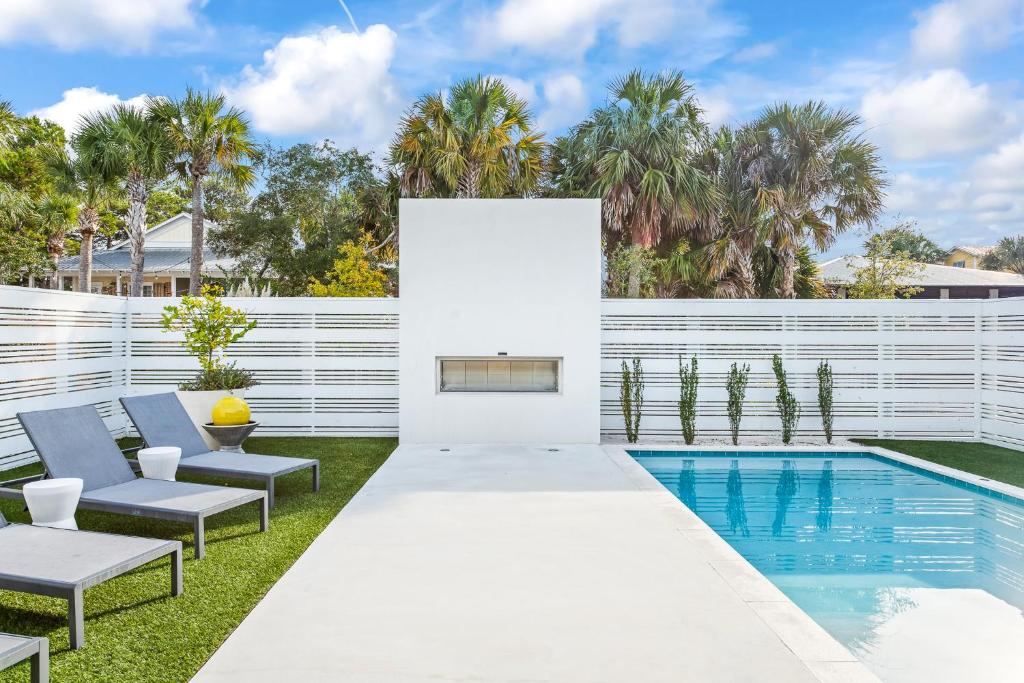 NEW Listing! 4 BR/ 3.5 BA, SLEEPS 10, HEATED SALT WATER POOL