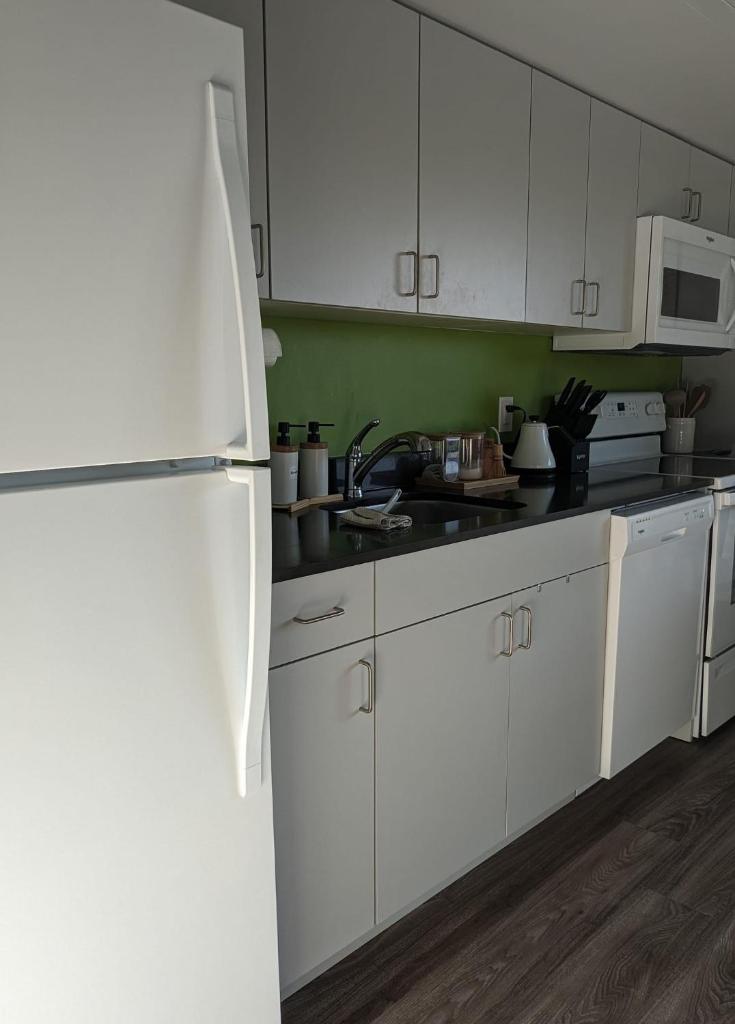 One Bedroom Condo - Walking Distance to Amenities photo 2