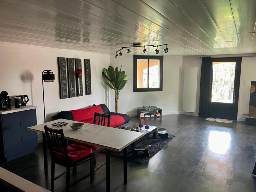Comme dans un écrin - T2 de 50 m² avec jardin, terrasse et piscine photo 3