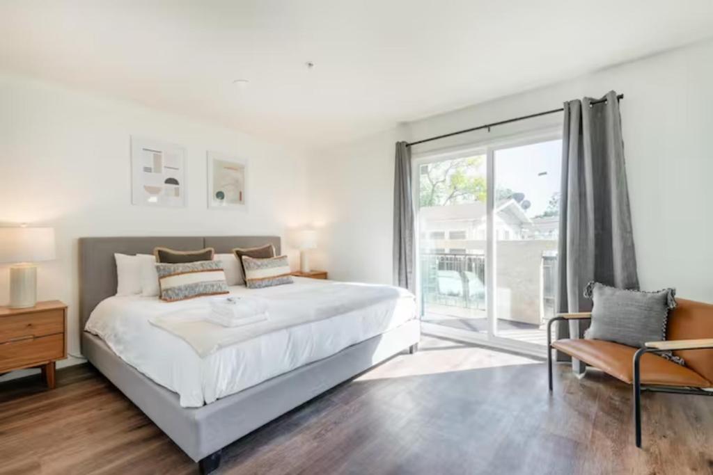 New Renovated Spacious 3 bedroom near DT Alhambra image