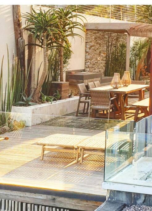 Umhlanga beachfront property- super glamourous! - Tap to explore photos
