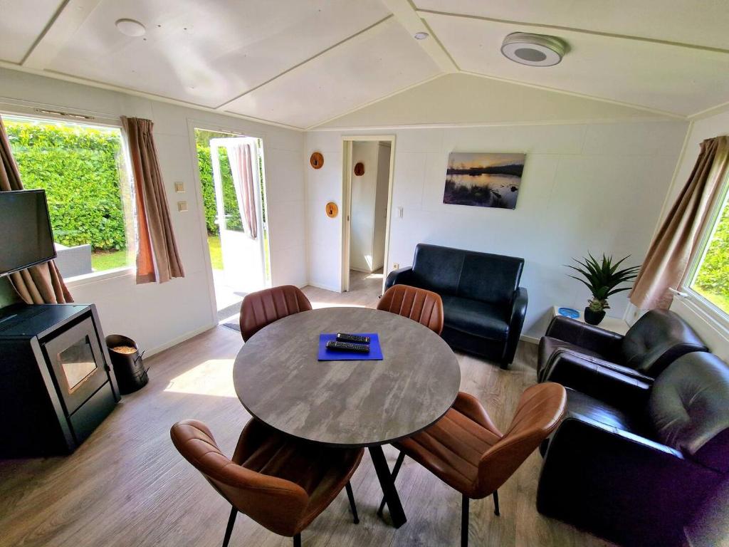 Charmante woning op rustig park met fietsen photo 2