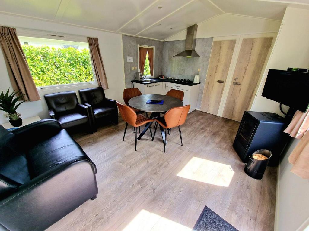 Charmante woning op rustig park met fietsen photo 1