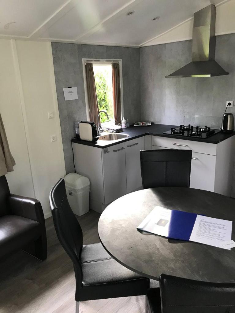 Charmante woning op rustig park met fietsen photo 3