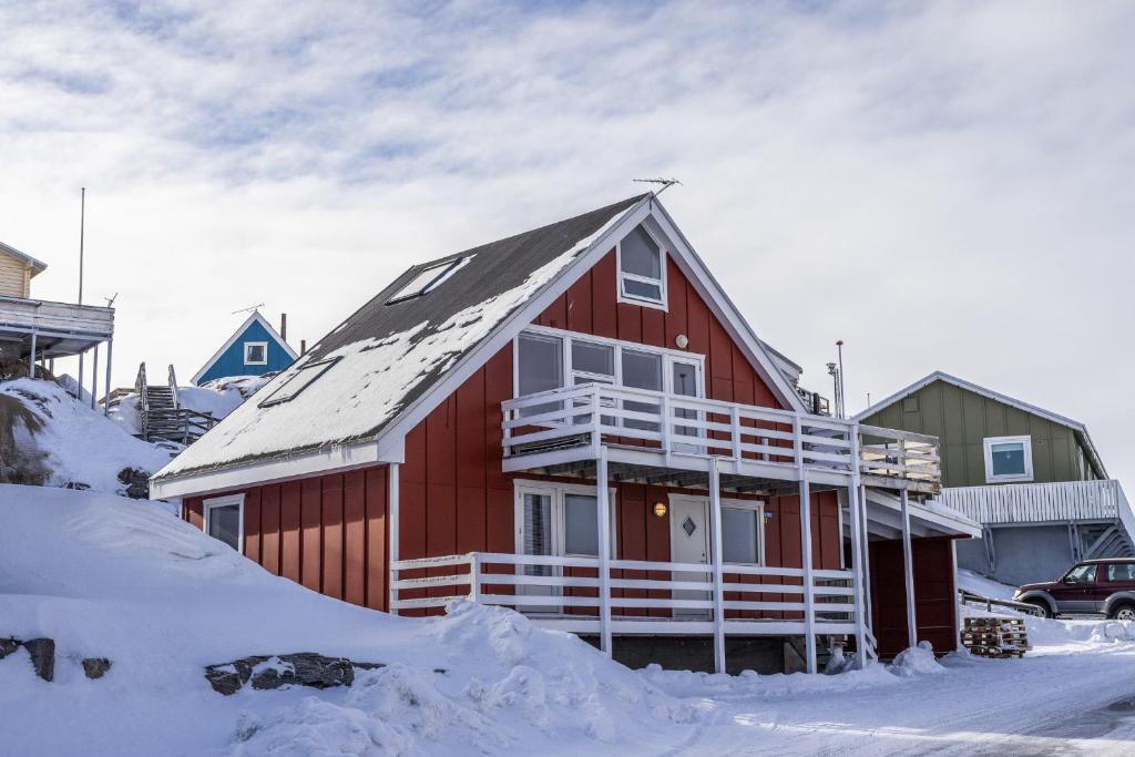 4-bedroom house with sea view and hot tub photo 2